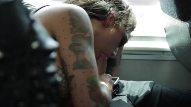 Жесткое порно неформальной пары в автобусе