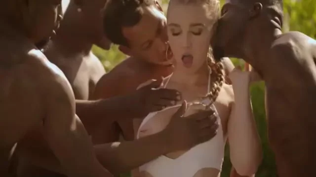 Порно негры ебут молодую во все щели