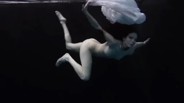 Девушка в платье обнажилась в бассейне